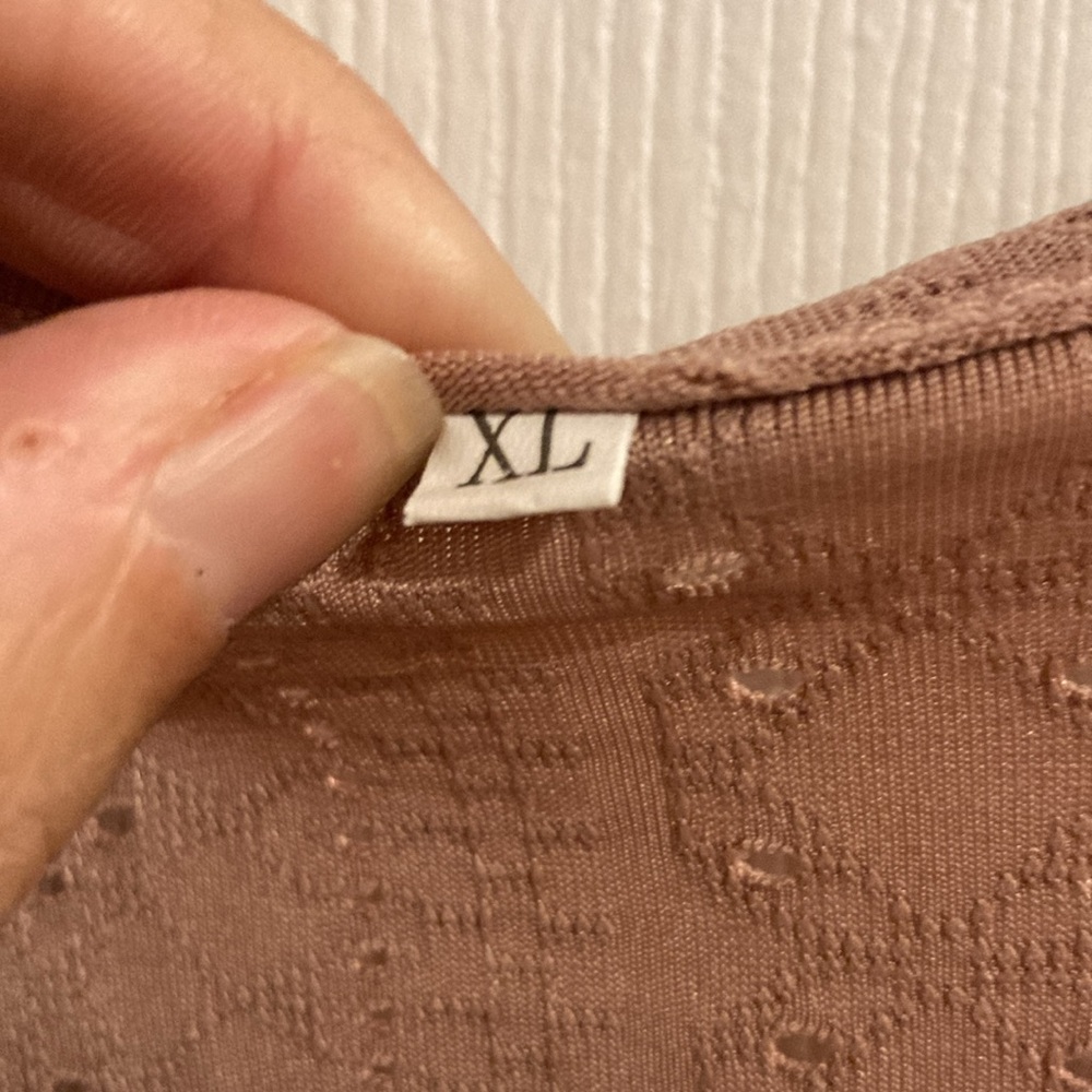 XL Top Never worn. - Picture 3 of 8